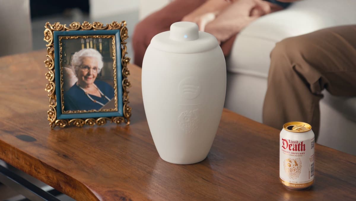 Spotify y Liquid Death presentan la 'urna-bocina': Música que trasciende hasta el más allá