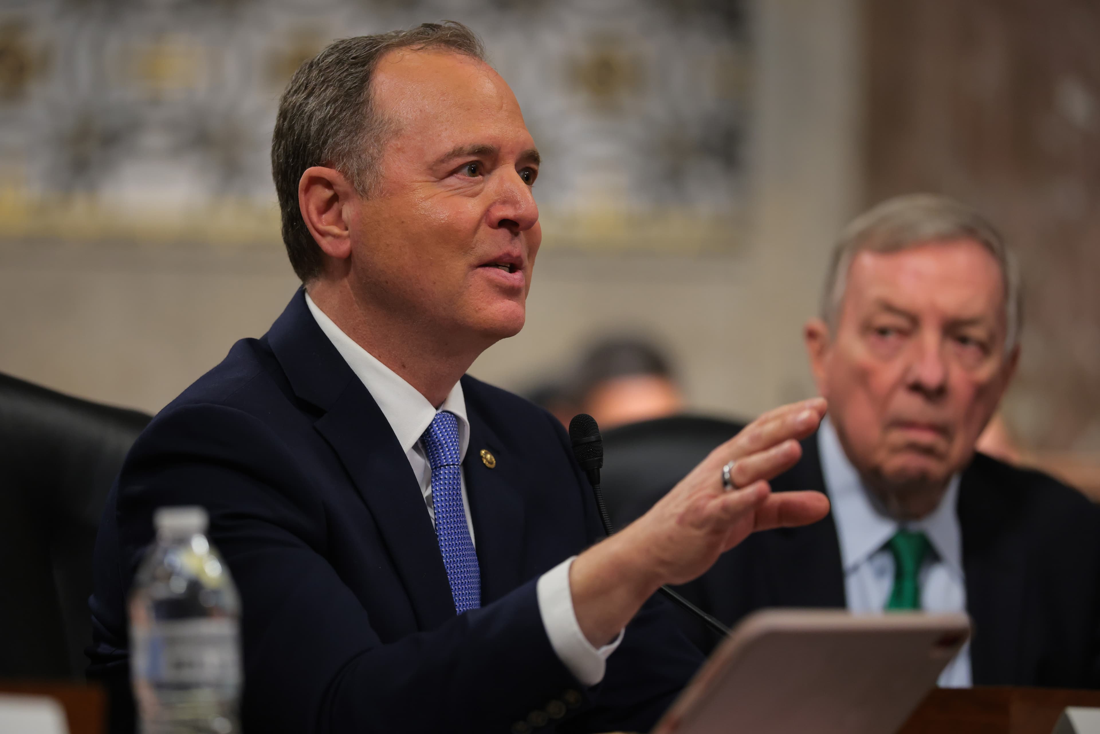 Adam Schiff exige escrutinio máximo y neutralidad política ante posible fusión de Paramount y Warner Bros.