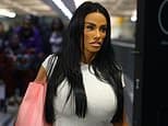 Katie Price regresa al Reino Unido para enfrentar a su familia mientras su pareja queda varada en Dubái