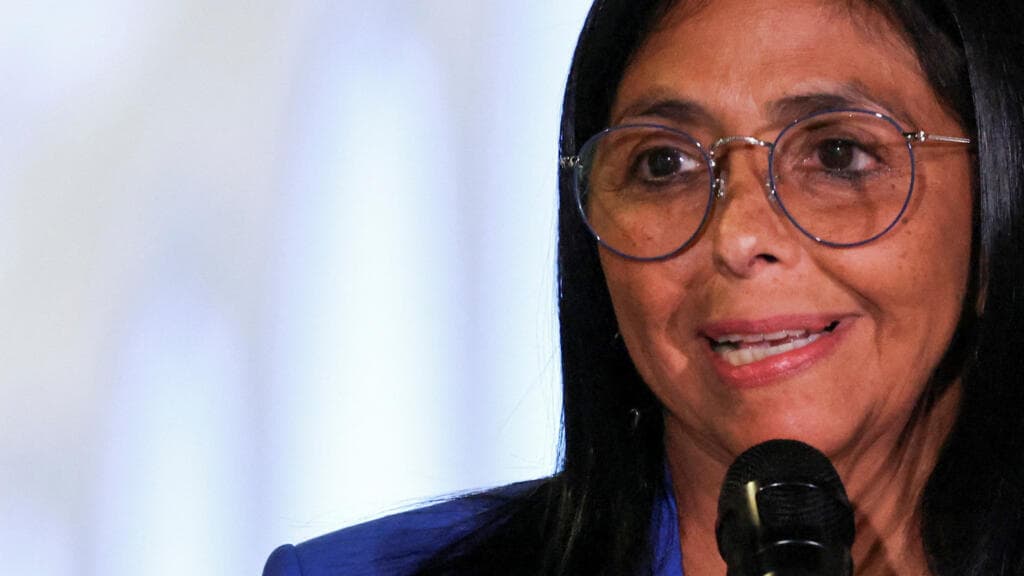 Delcy Rodríguez tiende la mano a Trump: lo califica de 'socio y amigo' y exige el fin del bloqueo a Venezuela