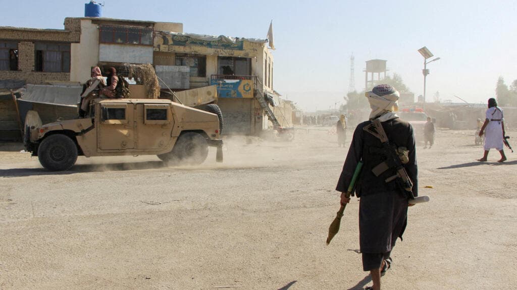 Alerta en Asia Central: Pakistán advierte 'respuesta inmediata' tras letal ofensiva afgana en la frontera