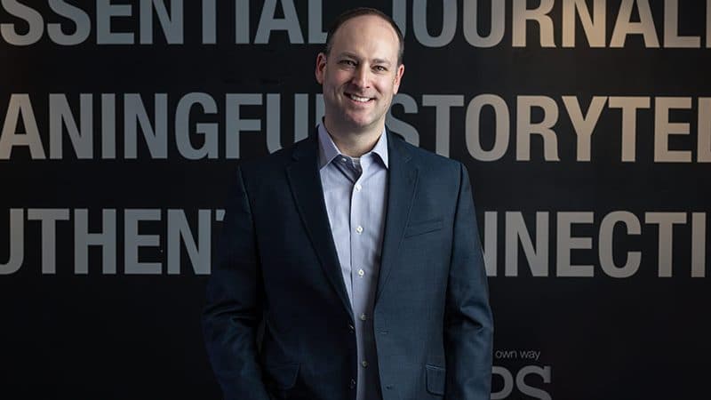 E.W. Scripps ratifica a Adam Symson como CEO hasta 2029 en medio de agresiva reestructuración financiera